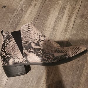 Sneak print boots black amd cream size 8 women's by so